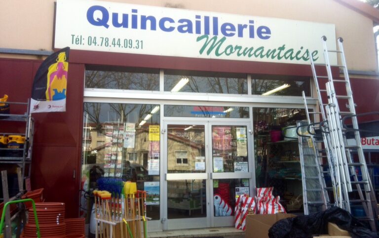 découvrez notre quincaillerie spécialisée pour escaliers escamotables : qualité, robustesse et facilité d'installation pour optimiser vos espaces.