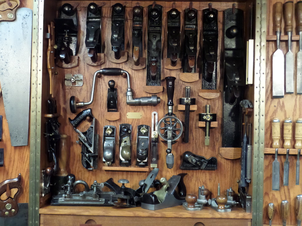 découvrez notre sélection de quincaillerie pour malle ancienne, alliant authenticité et qualité pour restaurer vos coffres et malles avec élégance.