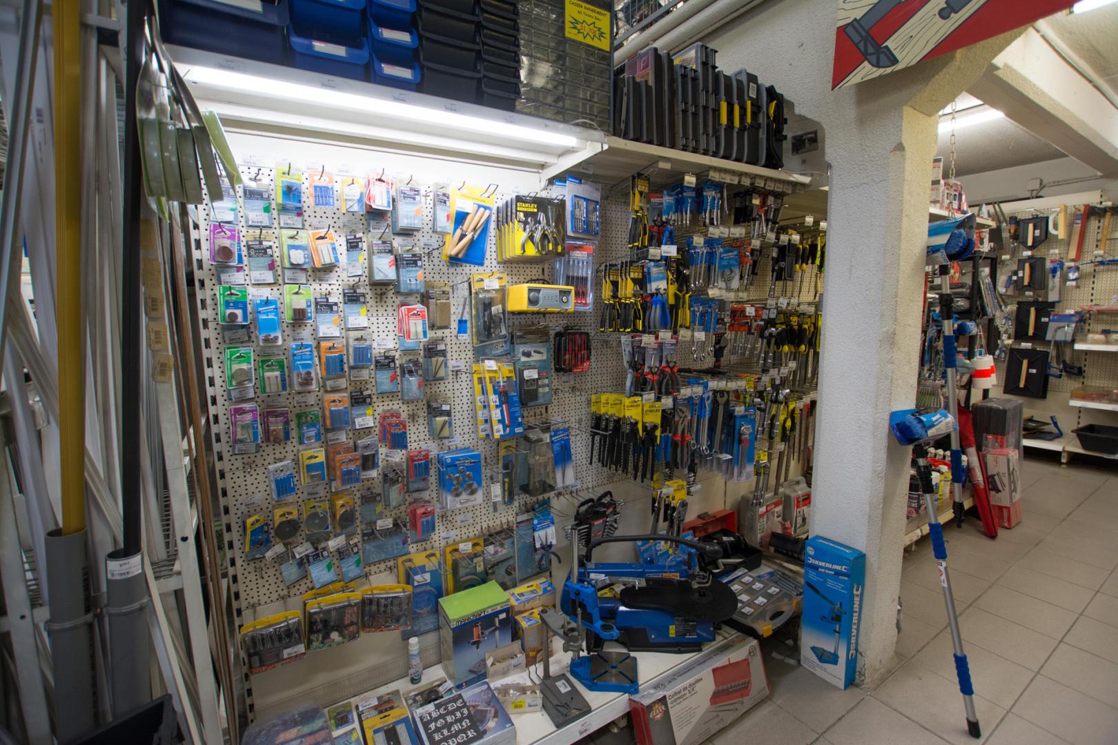 découvrez notre quincaillerie porte coulissante de haute qualité pour une installation facile et durable. large choix de rails, roulettes et accessoires adaptés à tous vos projets.