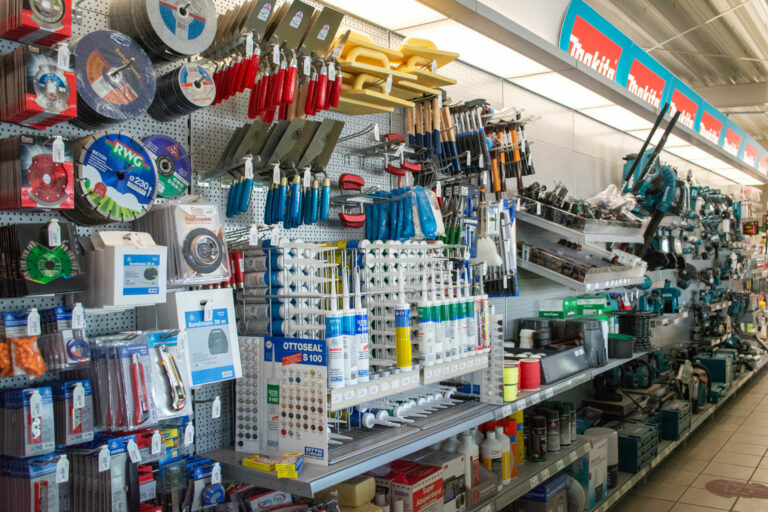 découvrez notre large gamme de quincaillerie pour porte de placard : rails, charnières, poignées et accessoires pour un aménagement sur mesure et durable.